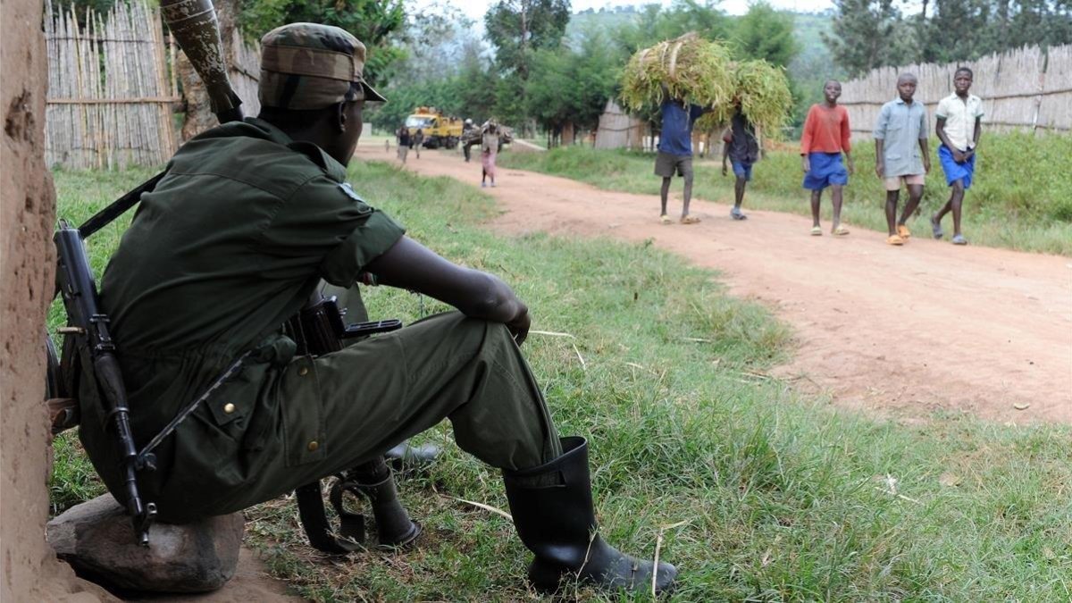 Un miliciano vigila una carretera en Nyamilima, en Kivu del Norte, al este de la República Democrática del Congo.-PASCAL GUYOT (AFP)