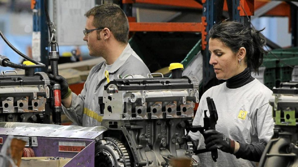 Cadena de Motores en la planta de Renault en Valladolid que podría ganar dos propulsores con el plan.-J. M. LOSTAU