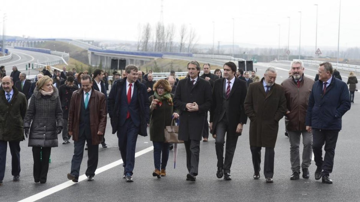 En el centro, De la Serna junto al alcalde de Burgos, Javier Lacalle, y el consejero de Fomento, JuanCarlos Suárez Quiñones.-ICAL