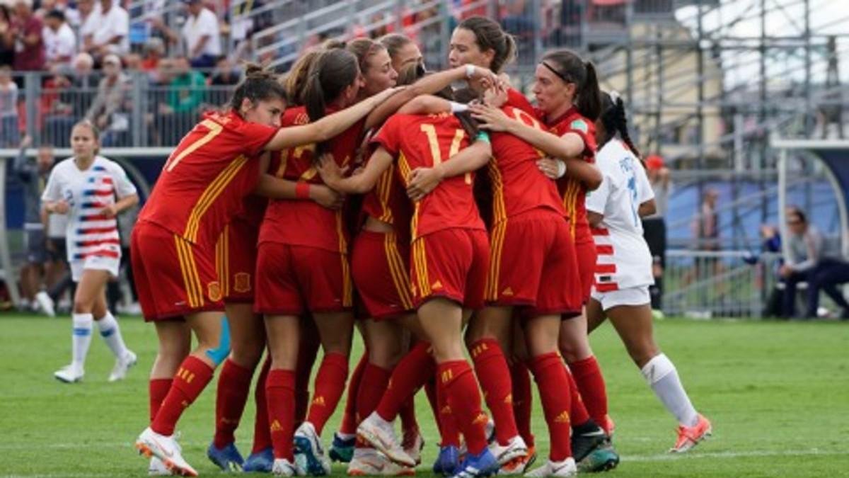 Abrazo de las jugadoras españolas.-RFEF