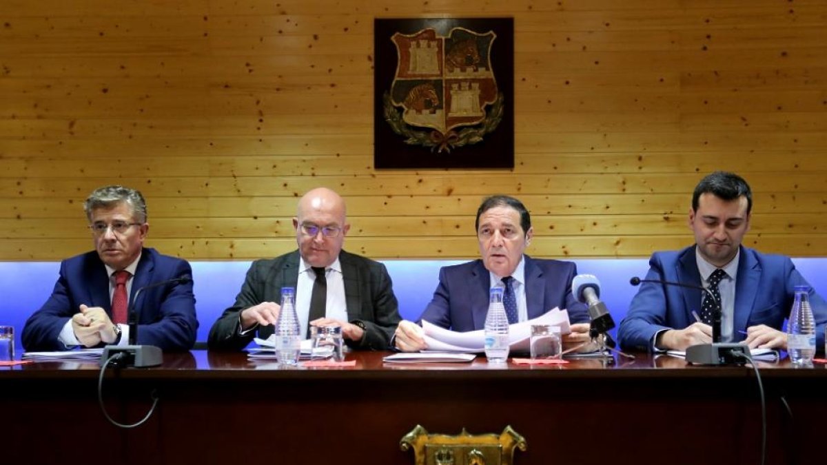 El consejero de Sanidad, Antonio María Sáez Aguado, informa sobre el proyecto de reforma y ampliación del centro de salud de Medina de Rioseco (Valladolid). Junto a él, el presidente de la Diputación de Valladolid, Jesús Julio Carnero-ICAL