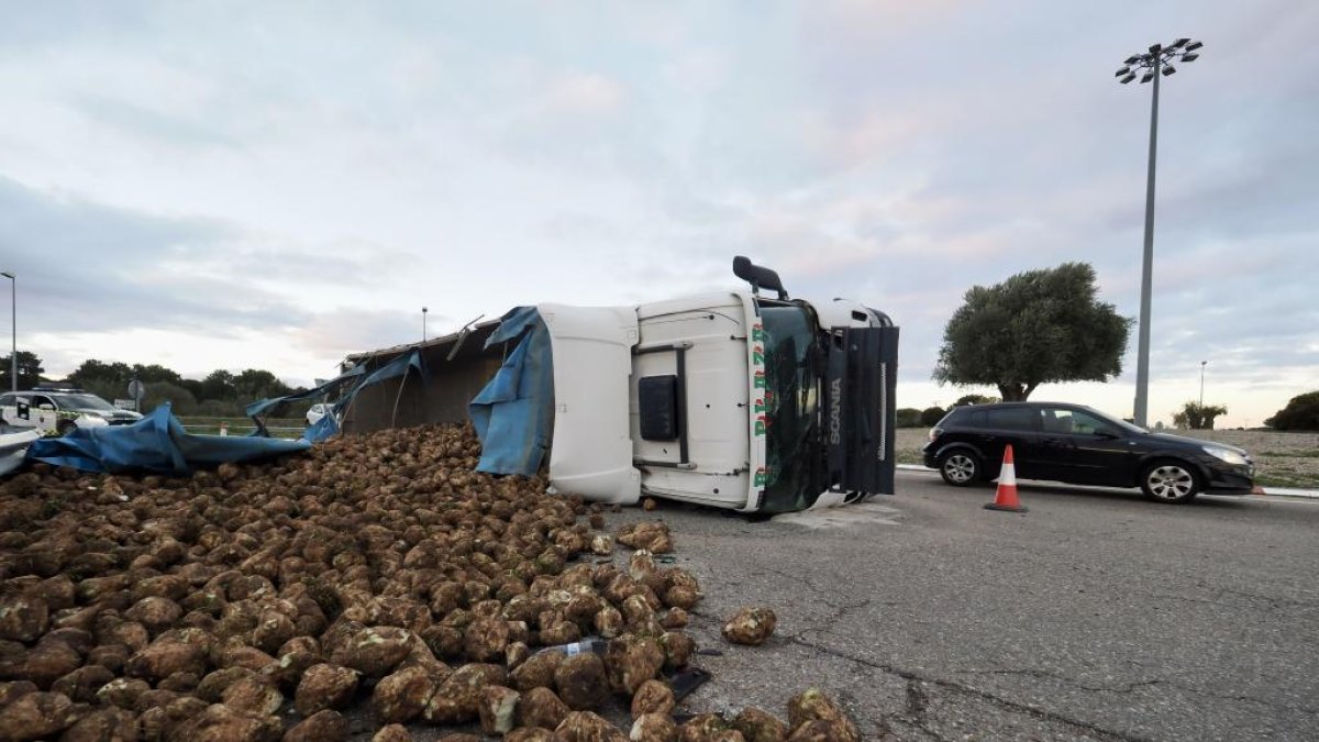 Vuelca un camión en la carretera Viana-Tudela, a la altura de la rotonda de entrada al Parque tecnológico de Boecillo - PHOTOGENIC