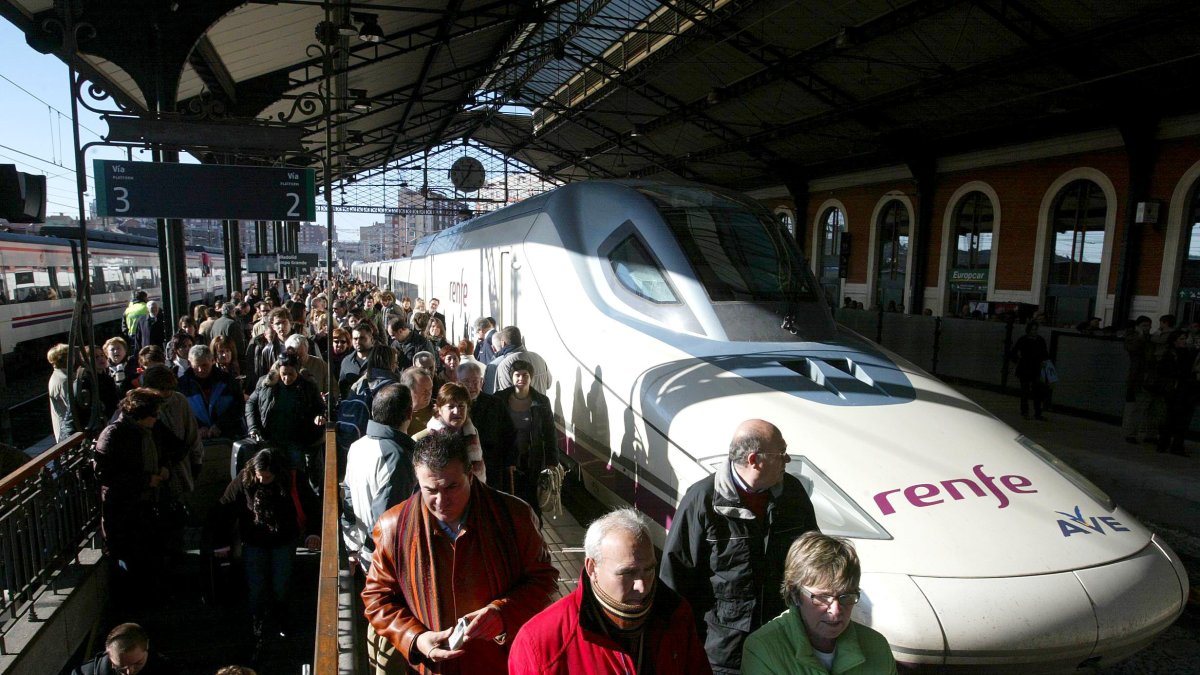 La llegada del AVE a la estación de Campo Grande en Valladolid. -ICAL.