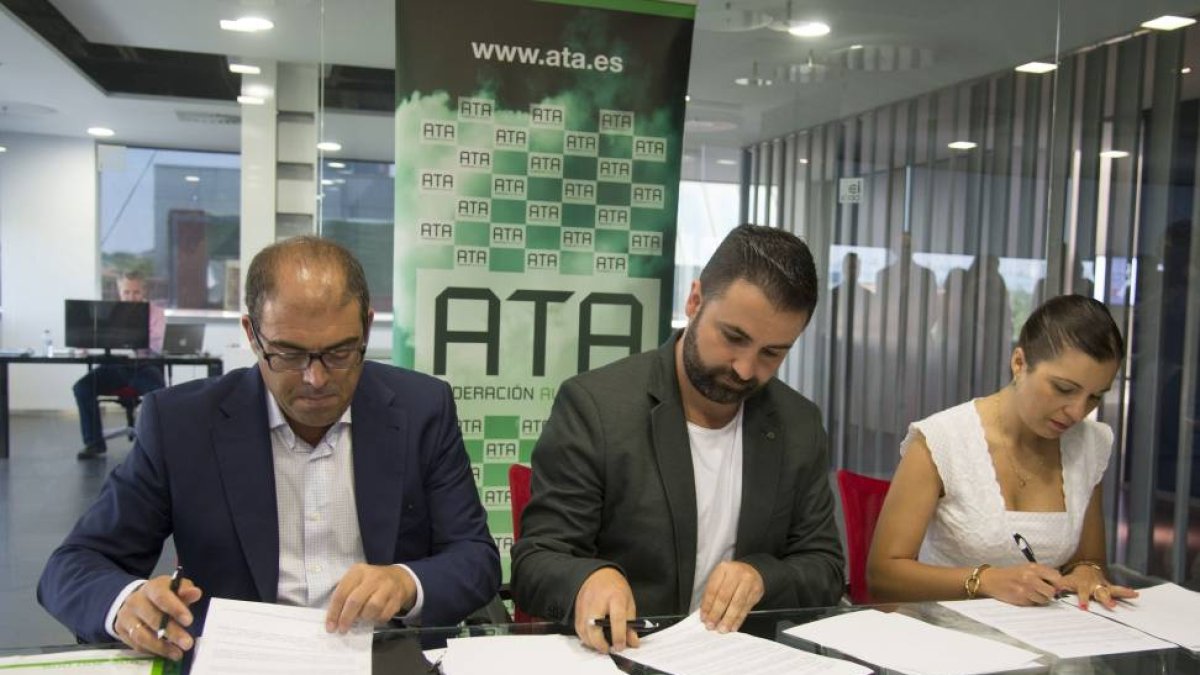 Firma del convenio de integración de la asociación de Comerciantes, Empresas de Servicios y Hosteleros de Gamonal-Zona G en la asociación de autónomos (ATA). Intervienen Lorenzo Amor, presidente de ATA (I); la presidenta de ATA Castilla y León, Soraya May-ICAL