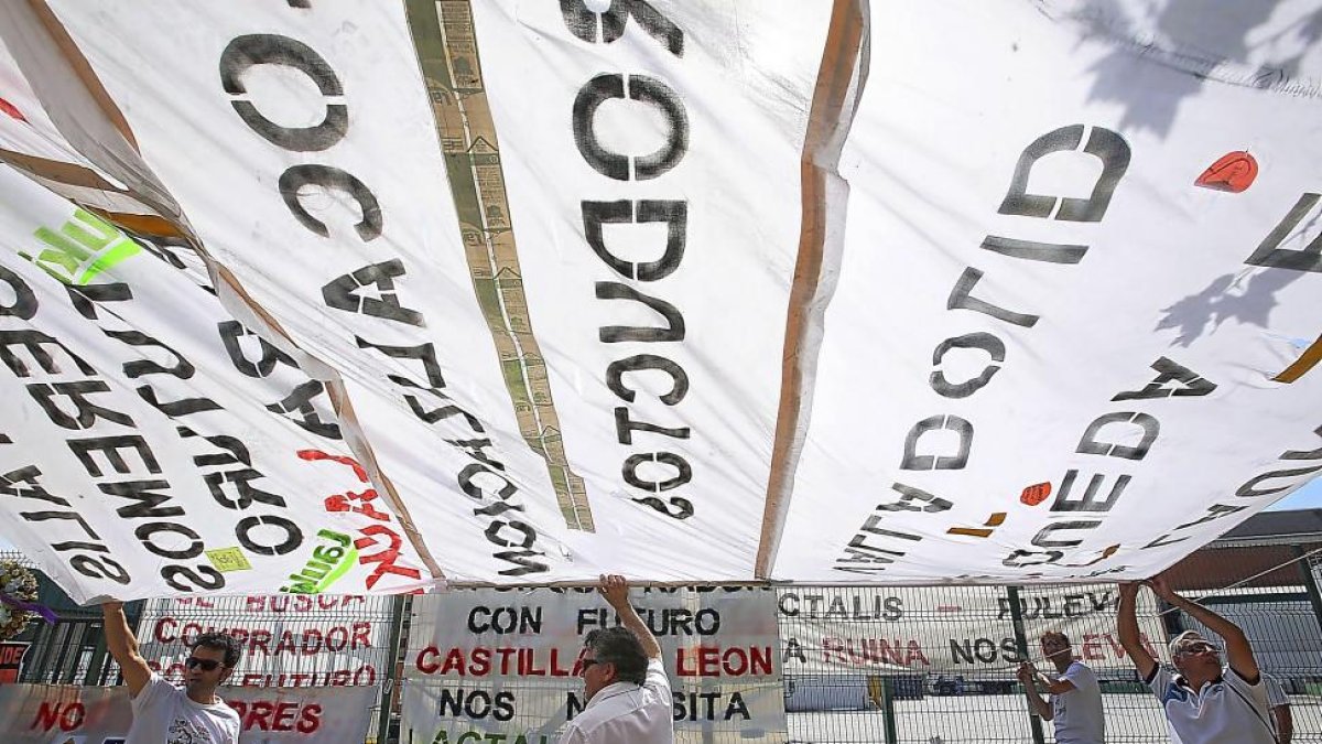 Trabajadores de Lauki en una concentración a las puertas de la fábrica.-ICAL