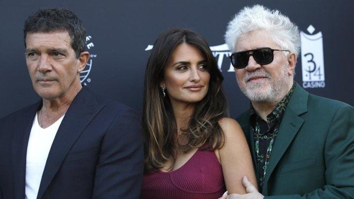 Antonio Banderas, Penélope Cruz y Pedro Almodóvar, en Cannes.-AP / PETROS GIANNAKOURIS