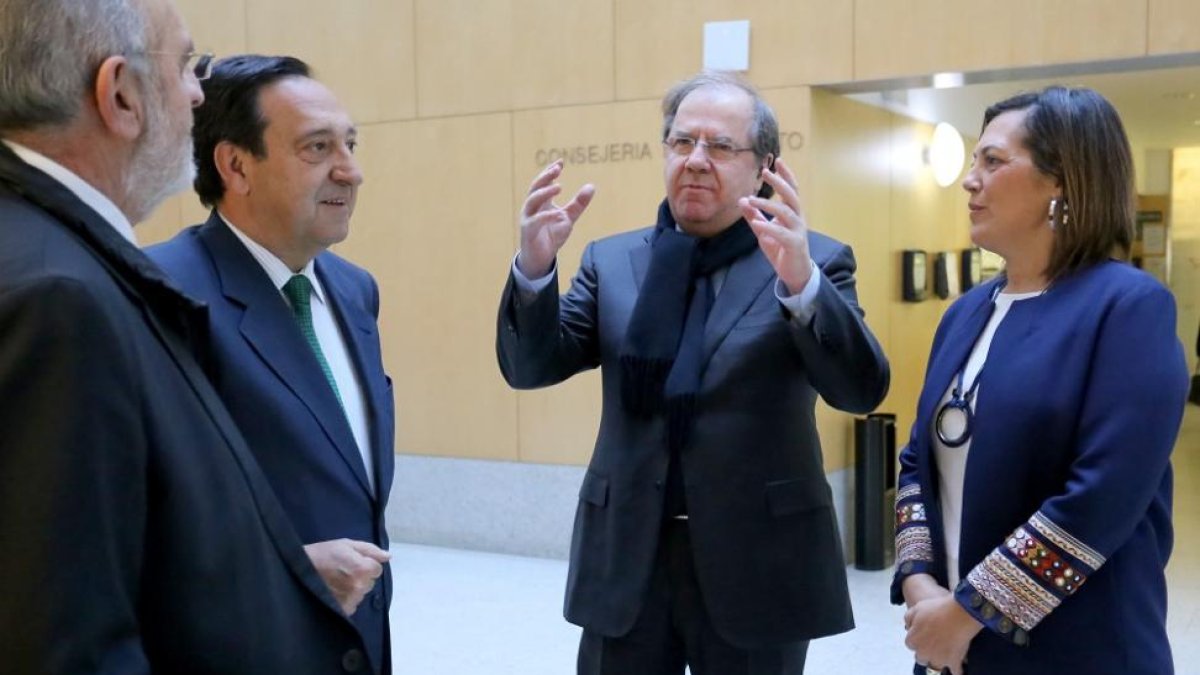 Pedro Barato, moderador de la Jornada, junto a Juan Vicente Herrera y Milagros Marcos antes del inicio.-ICAL