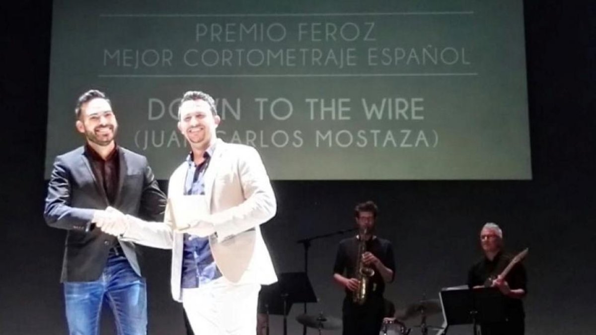 Juan Carlos Mostaza recoge su premio por el corto ‘Down to the wire’.-EL MUNDO