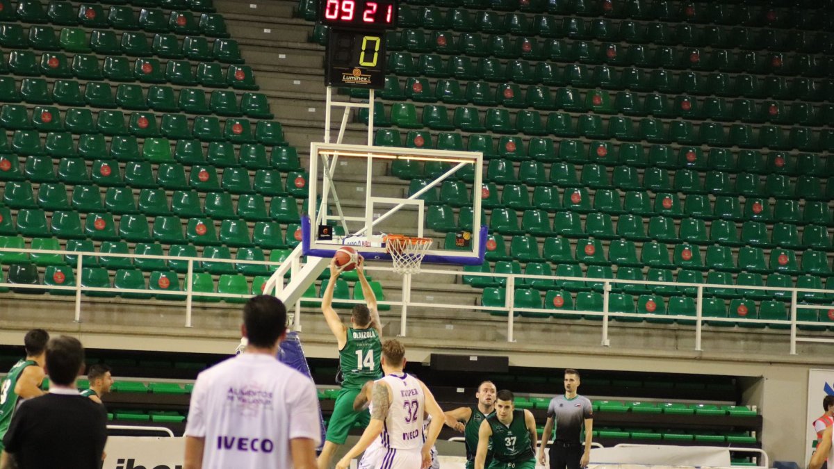 Olaizola se cuelga ante la mirada de dos jugadores vallisoletanos. / E.M.