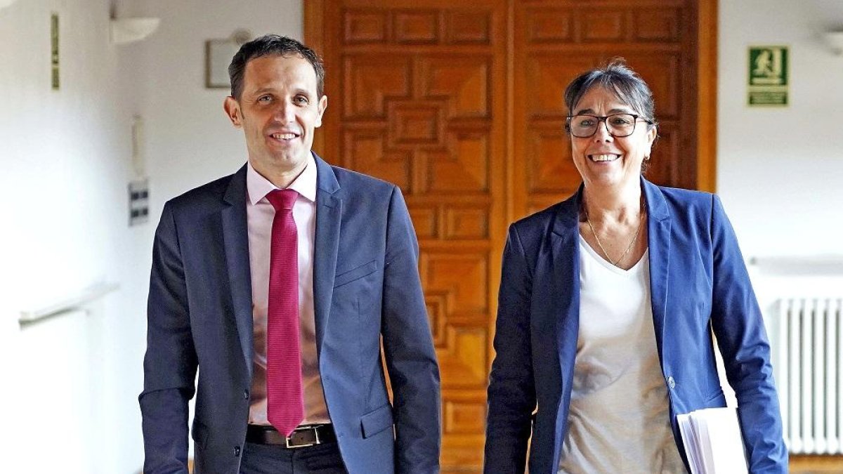 El presidente, Conrado Íscar, y la diputada de Asistencia y Cooperación a Municipios, Myriam Martín, en una imagen de archivo. ICAL