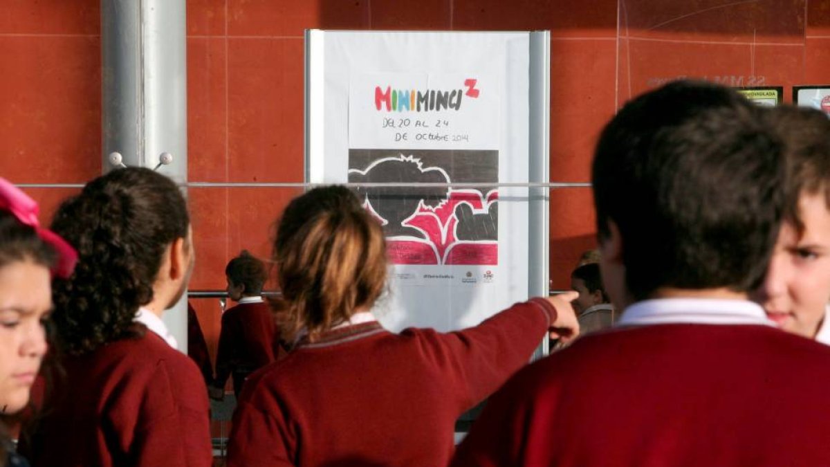 Un grupo de escolares frente al cartel de la Miniminci en el Centro Cultural Miguel Delibes-Ical