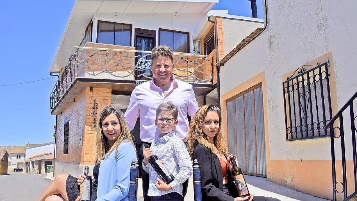 Alberto Madruga y María Rodríguez, con sus hijos, Eva y Julián, en la bodega familiar situada en Tardáguila, en la Armuña salmantina.-