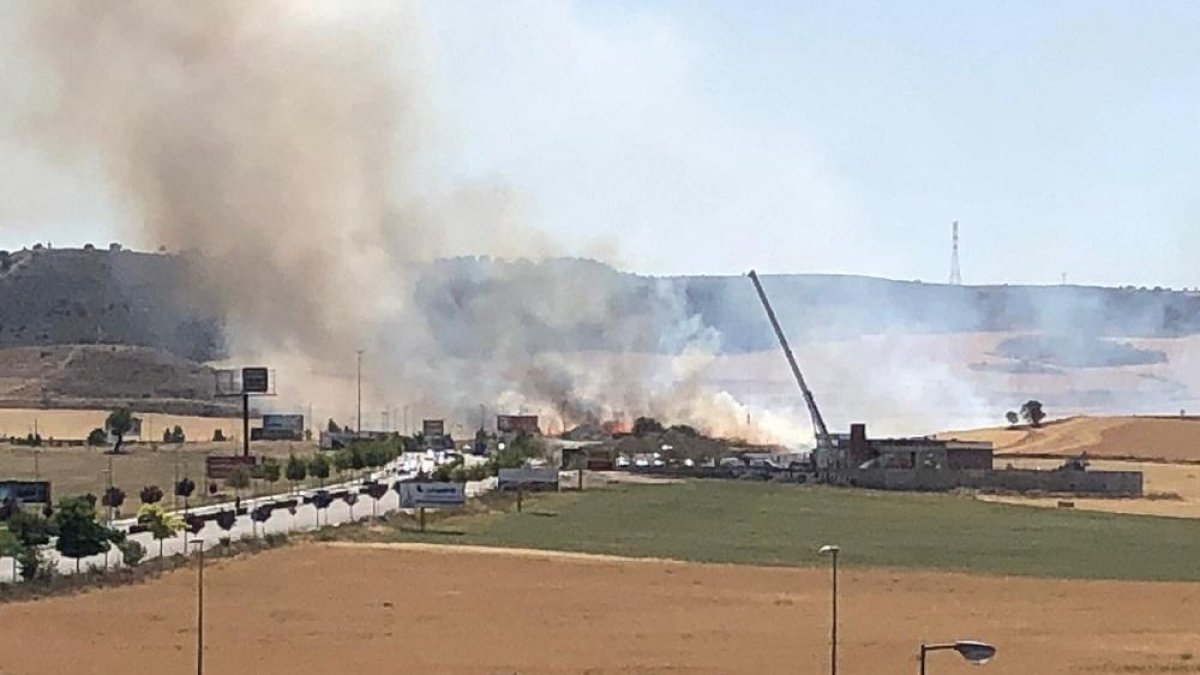 Incendio próximo al centro comercial Río Shopping-E. M.