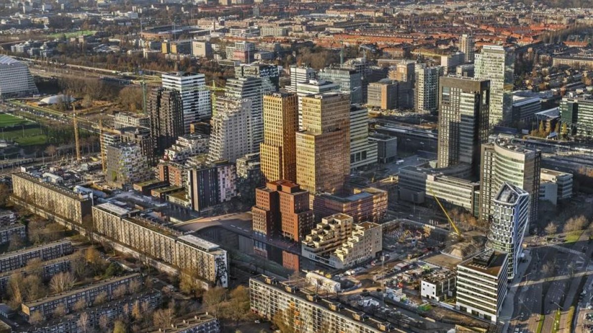 Vista aérea del distrito de Zuidas, en Amsterdam, que acogera la sede de la Agencia Europea del Medicamento.-/ EFE / JOHN GUNDLACH