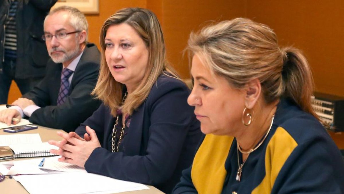 La consejera de Economía y Hacienda, Pilar del Olmo, y la vicepresidenta Rosa Valdeón, presiden la reunión de la Mesa del Foro para el Futuro del Sector del Carbón y de las Cuencas Mineras de Castilla y León-Ical