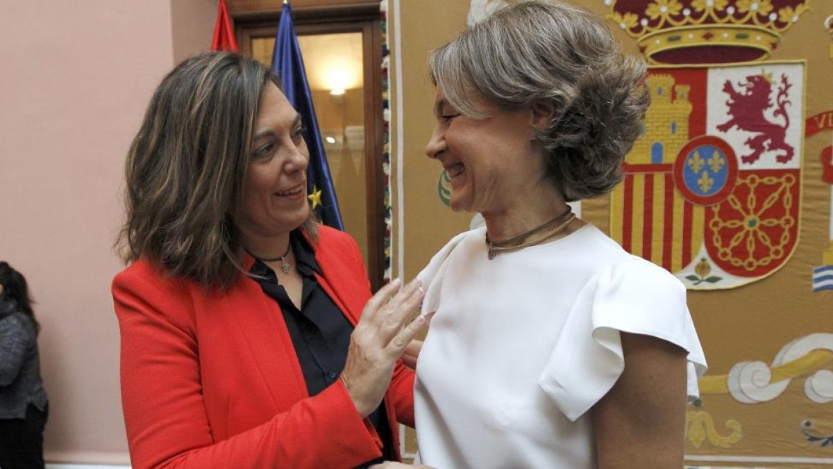 La consejera de Agricultura y Ganadería, Milagros Marcos, felicita a la ministra de Agricultura y Pesca, Alimentación y Medio Ambiente, Isabel García Tejerina durante su toma de posesíon del cargo.-ICAL