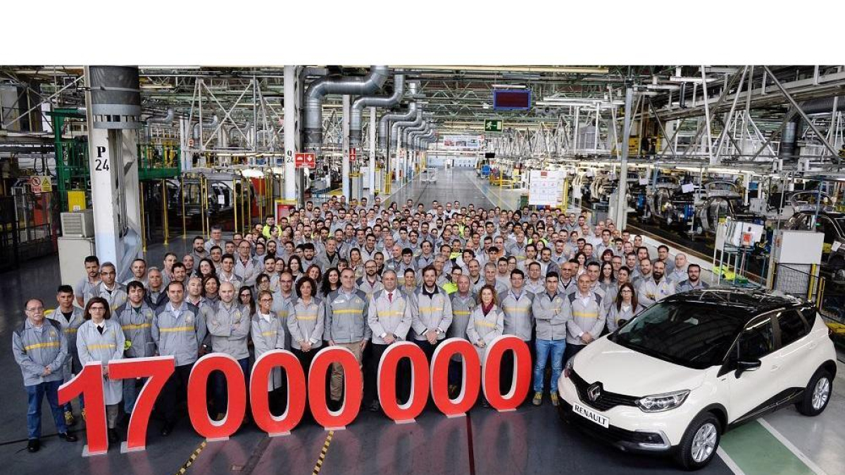 El coche 17 millones es un Renault Captur, color blanco marfil y techo negro, con destino a un cliente de Francia.-ICAL