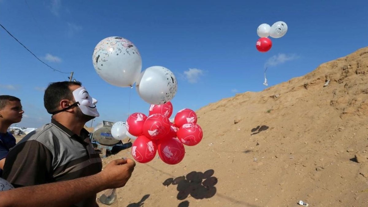 Lanzamiento de globos con combustible desde Gaza. /-REUTERS / IBRAHEEM ABU MUSTAFA