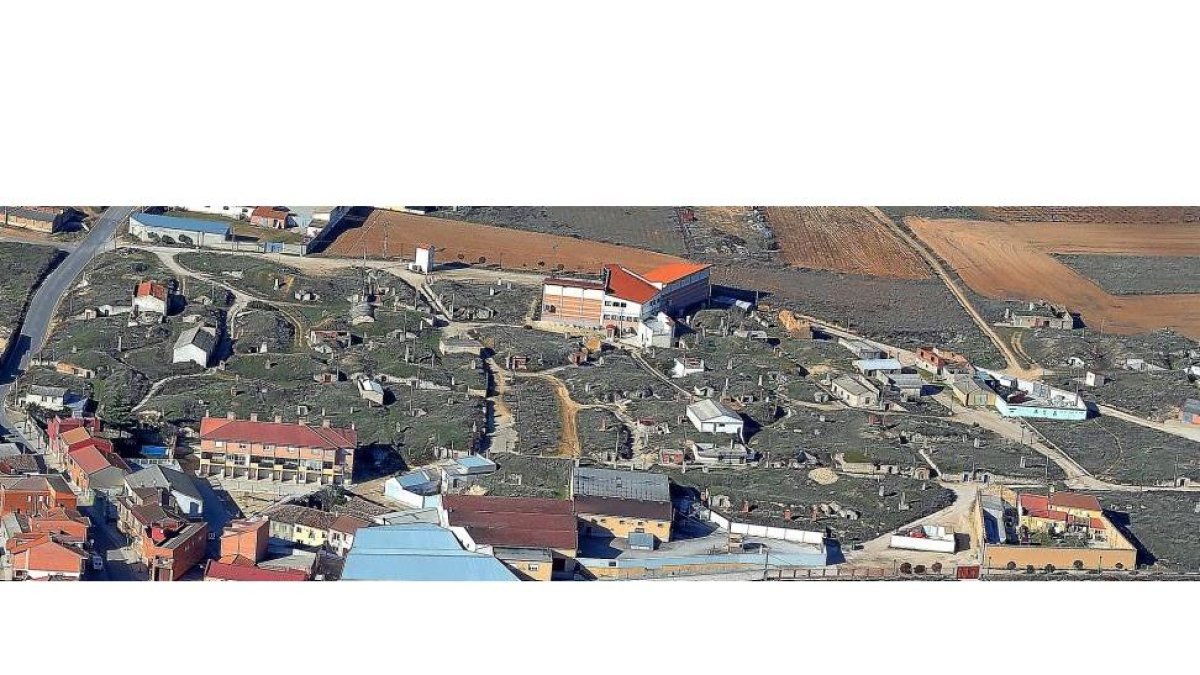 Vista panorámica de uno de los barrios de bodegas en Cigales. E-EL MUNDO