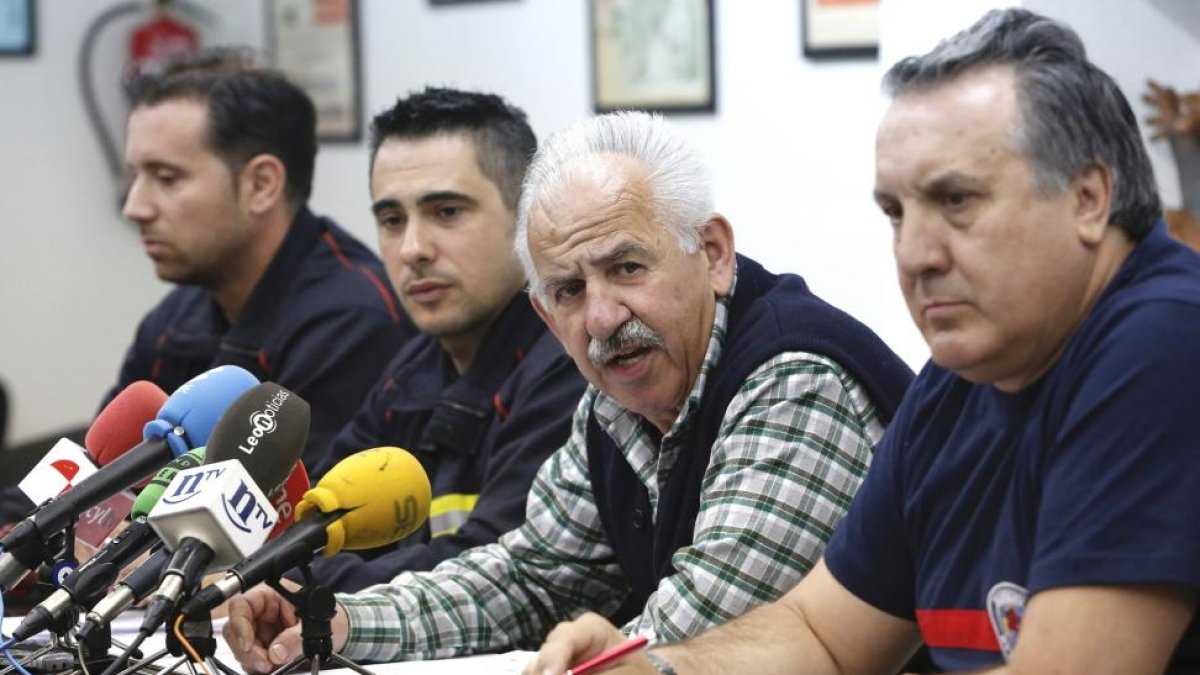 El secretario general de la Federación de Servicios Públicos de UGT en León, Nicolás Sanz, aborda la problemática de los servicios de prevención y extinción de incendios en la provincia de León.-ICAL