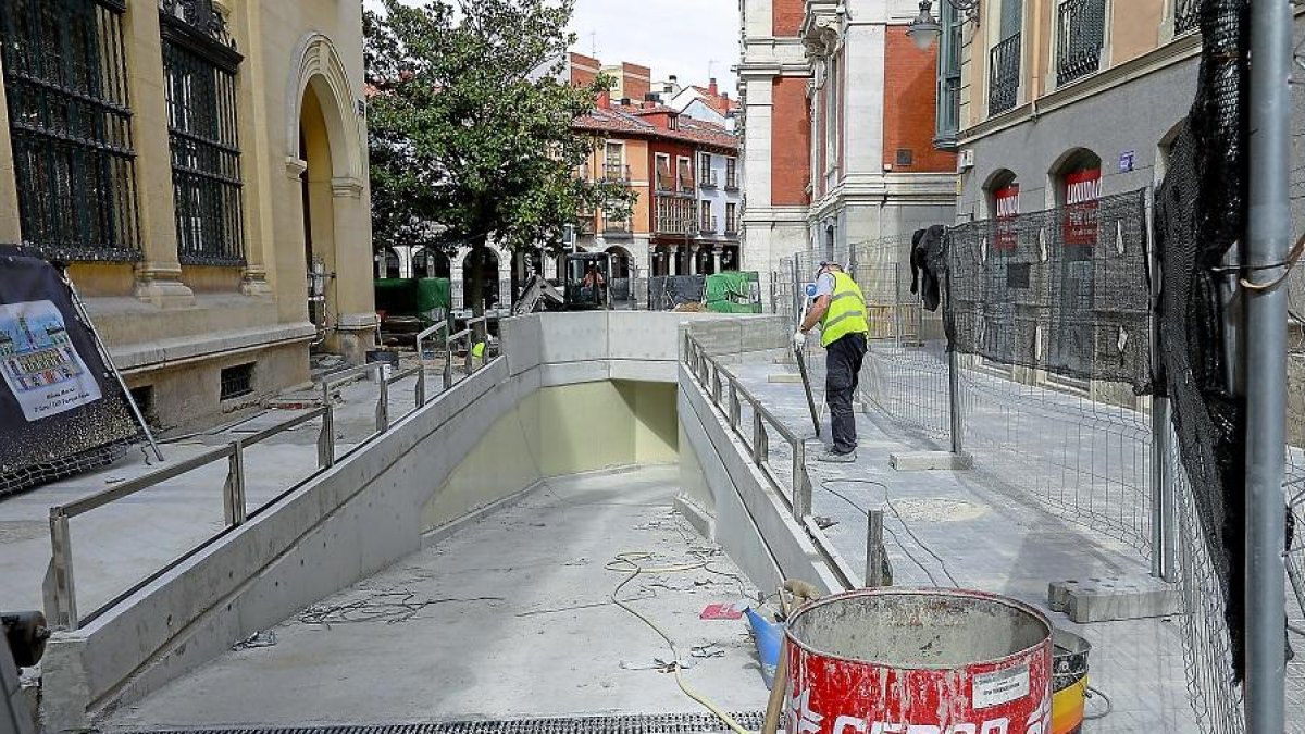 Estado actual de las obras en la salida del parking de la Plaza Mayor por la calle Jesús.-J. M. LOSTAU
