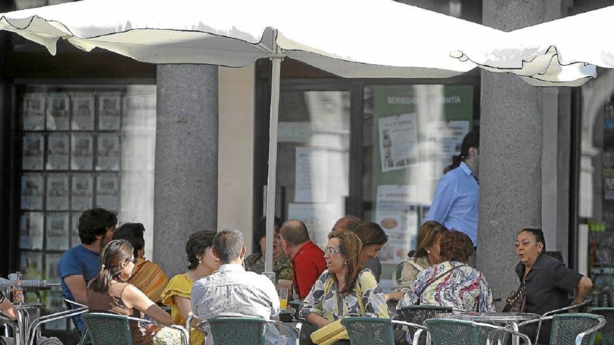 Un grupo de clientes en una de las terrazas de la Plaza Mayor. / E.M.