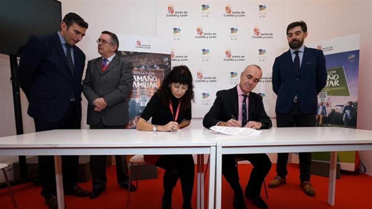 La concejal de Cultura y Turismo del Ayuntamiento de Valladolid , Ana María Redondo, y el vicepresidente del Consorcio de Turismo de Sevilla Antonio Muñoz Martínez-EUROPA PRESS