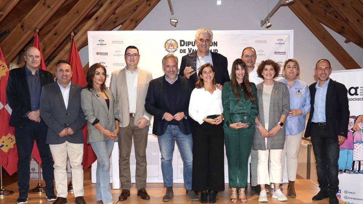 Foto de familia de autoridades y premiados por REA. / J.M. LOSTAU