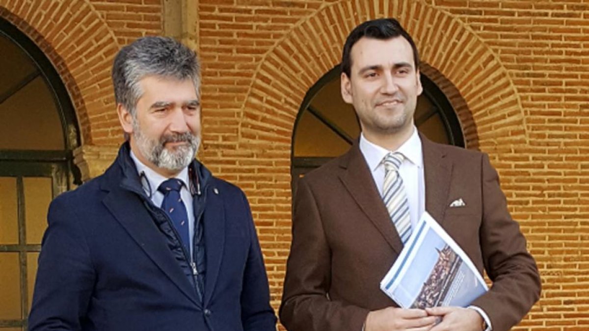 El presidente de la Comisión de Demografía del Senado, Ignacio Cosidó, mantiene una reunión de trabajo con responsables del Ayuntamiento de Medina de Rioseco, para conocer de primera mano el anteproyecto de una estrategia contra la despoblación-ICAL