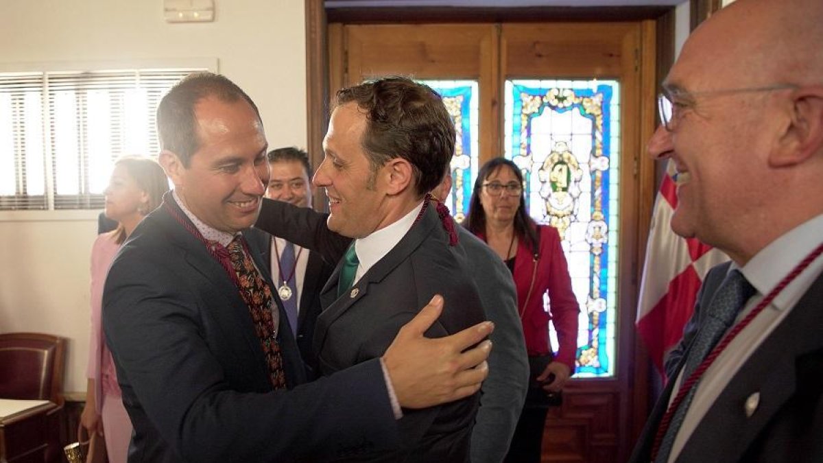 El presidente de la Diputación Conrado Íscar saluda al diputado de Vox Mario de Fuentes Francos-ICAL