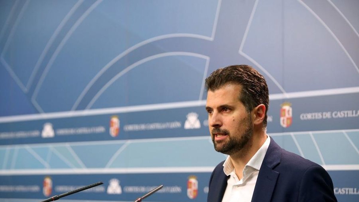 El portavoz del Grupo Parlamentario Socialista, Luis Tudanca, durante la rueda de prensa en la que dio a conocer el sentido del voto a la lista de senadores por la Comunidad-ICAL