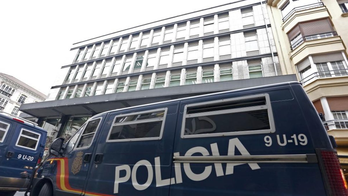 Furgones de la Policía Nacional ante el Ayuntamiento de León-ICAL