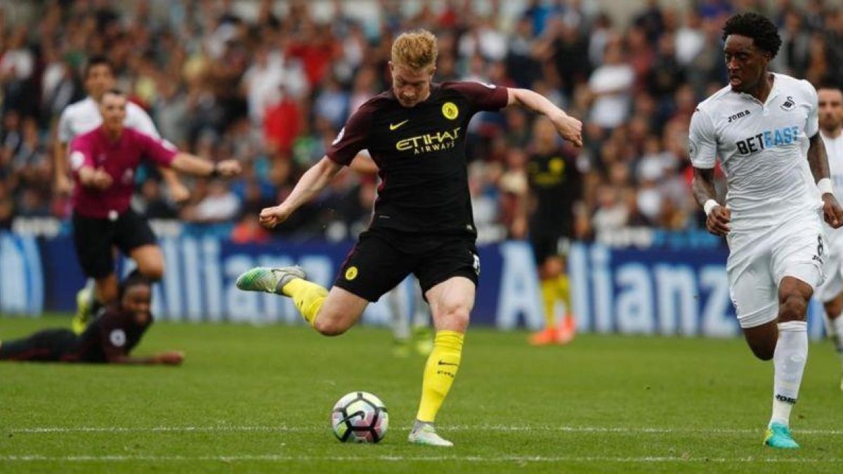 Kevin De Bruyne se dispone a chutar en el partido contra el Swansea en que se lesionó.-ADRIAN DENNIS