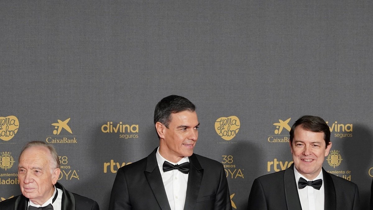 El director de la Academia de Cine, Fernando Méndez-Leite; el presidente del Gobierno de España, Pedro Sánchez; y el presidente de la Junta de Castilla y León, Alfonso Fernández Mañueco, en la alfombra roja de la 38 edición de los Premios Goya. -ICAL