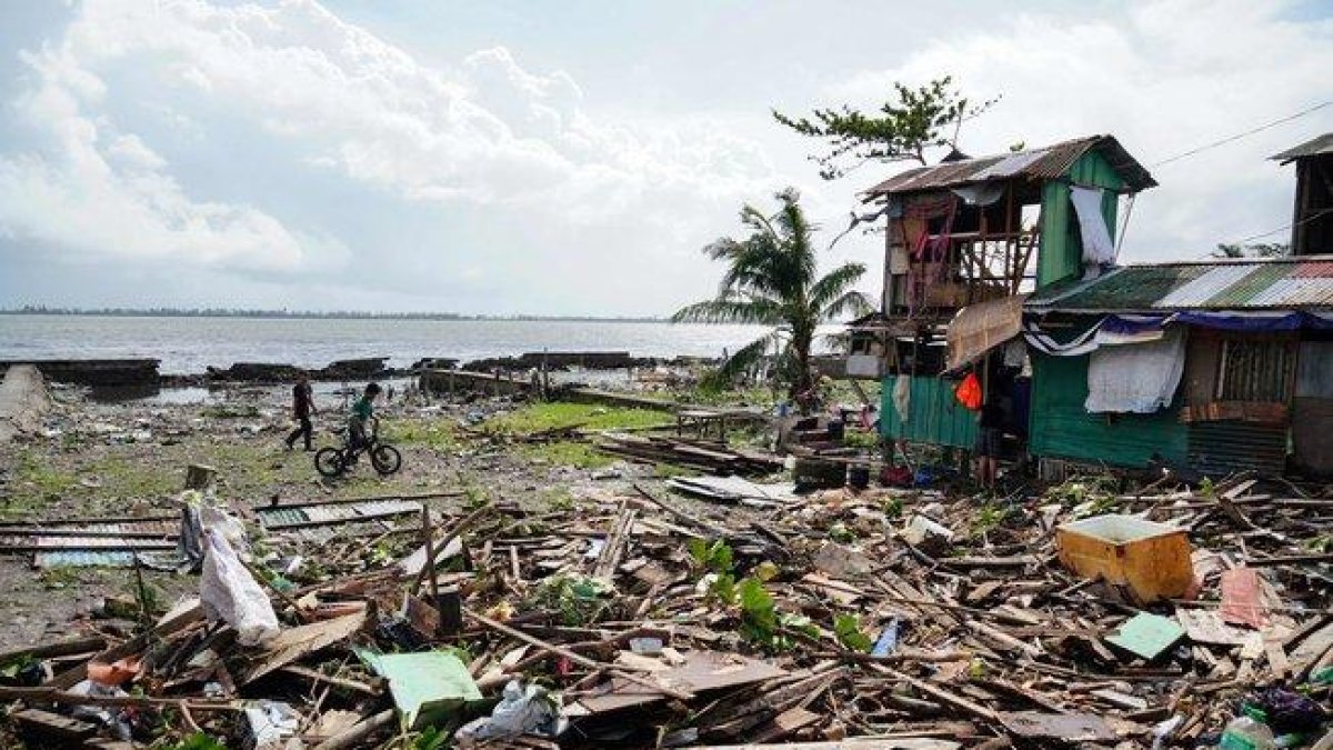 El tifón ha destruído decenas de viviendas.-AFP