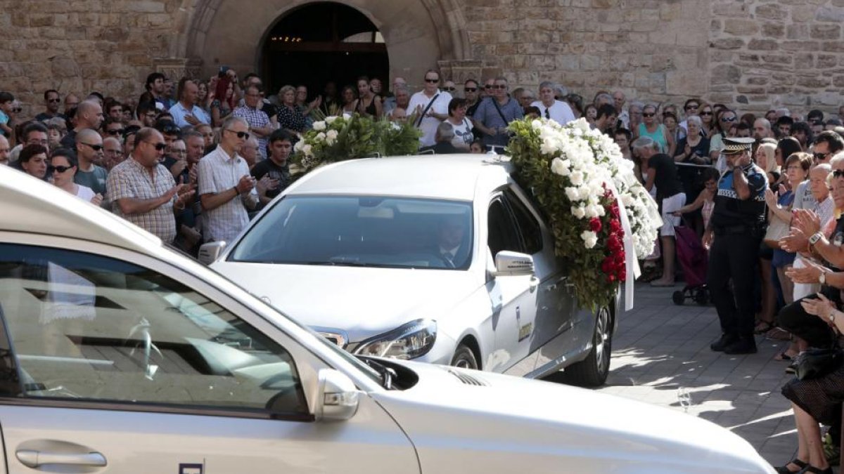 Funeral del menor de tres años y su tío abuelo, de 65, vecinos de Rubí, ambos fallecidos en el atentado terrorista de La Rambla.-EFE