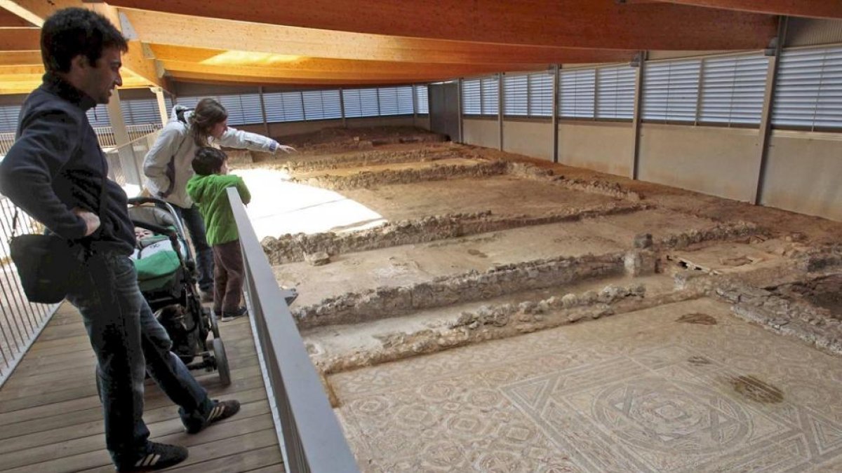 Varios visitantes observan desde la pasarela parte de la villa romana de La Dehesa, en Las Cuevas de Soria.-MARIO TEJEDOR