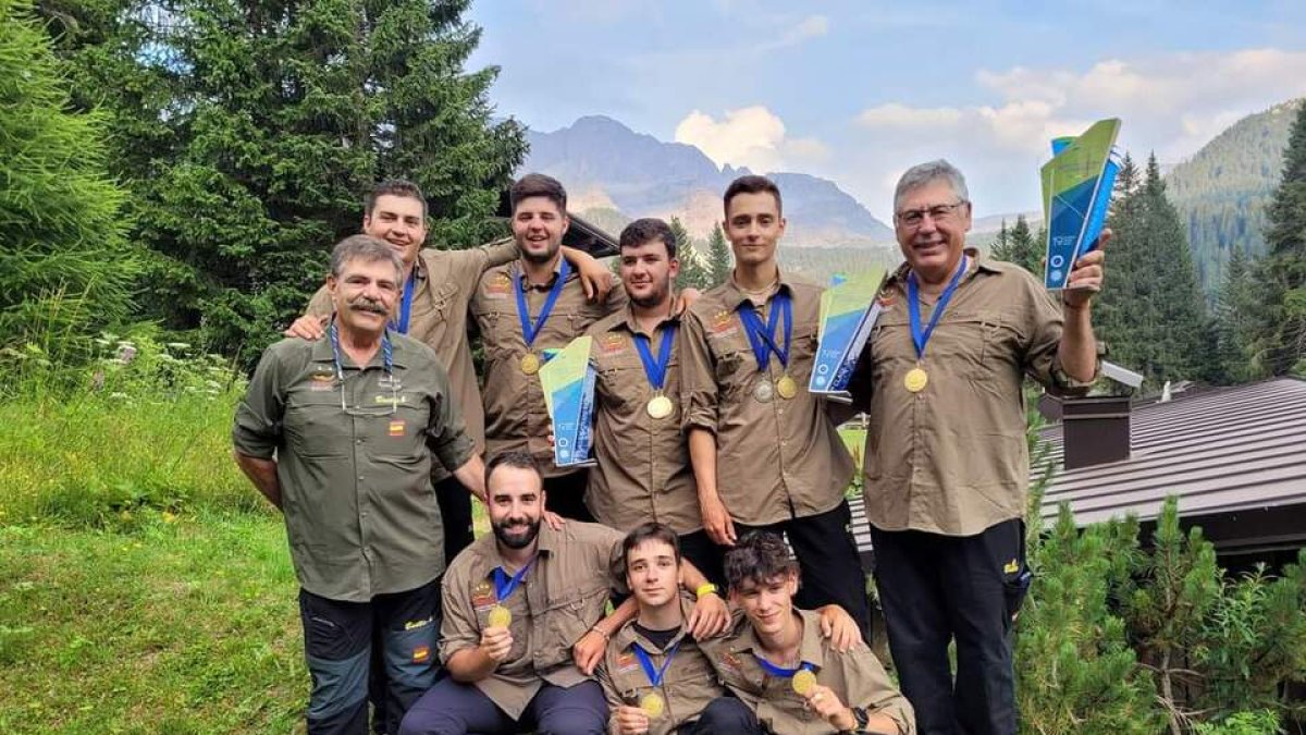 Javier Blanco -primero izqda, atrás de pie-, y Sergio Heredero, segundo por la derecha de pie, con sus medallas y compañeros campeones del mundo de pesca./  Leonardo de la Fuente.