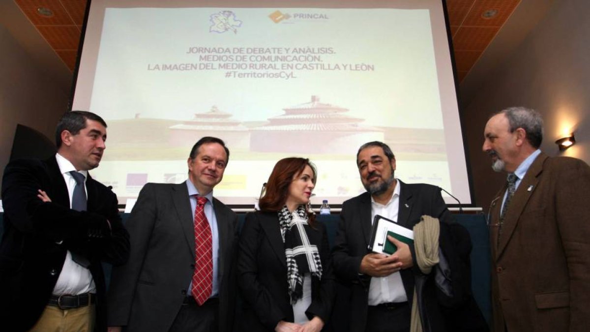 Pablo Rodríguez Lago (I), Ignacio Fernández (2 I), Carlos Aganzo (2 D) y José Andrés García (D) rodean a la consejera de Agricultura, Silvia Clemente-Ical