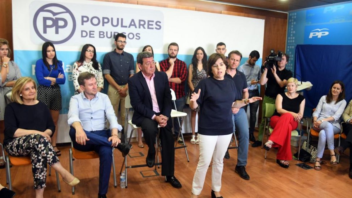 La precandidata a la presidencia del Partido Popular, Soraya Sáez de Santamaría, participa en un encuentro con afiliados en la sede provincial del Partido Popular de Burgos-Ricardo Ordóñez / ICAL