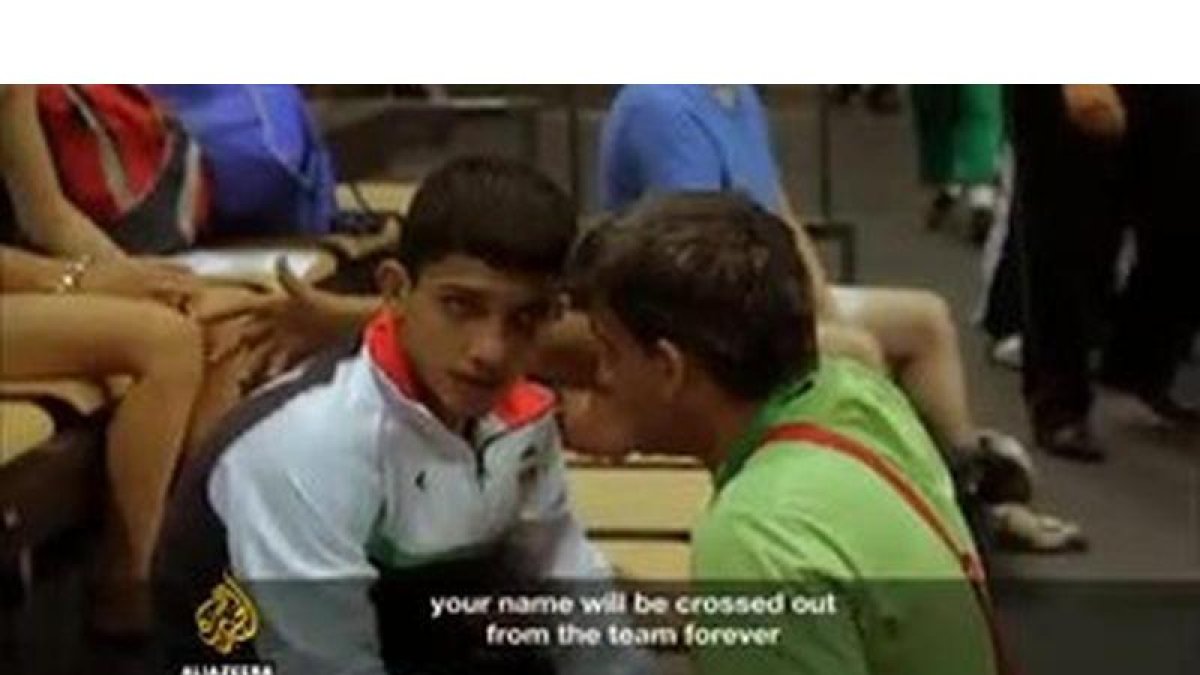 Al Jazeera capta el momento en que un entrenador iraní obliga a un joven luchador de lucha libre a simular una lesión para no tener que competir con Israel.-AL JAZEERA