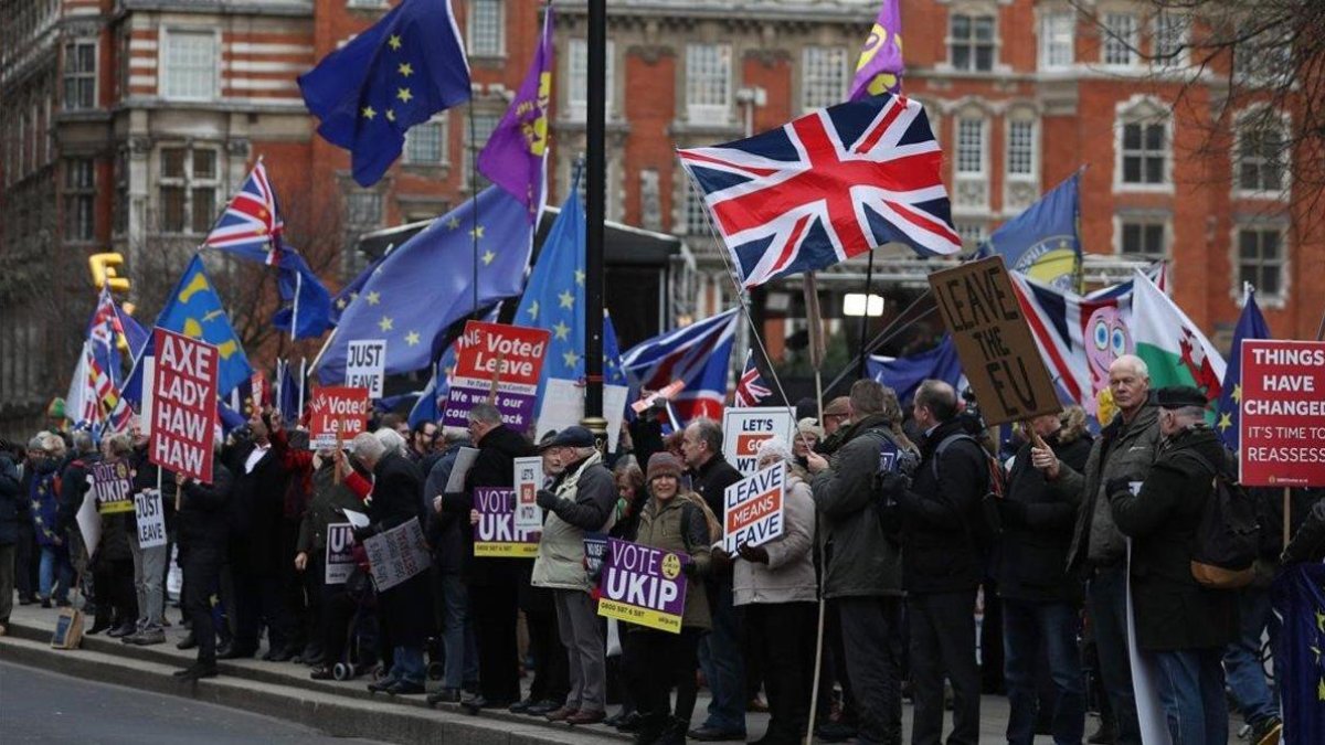 Partidarios y contrarios al brexit ante el Parlamento europeo.-DANIEL LEAL-OLIVAS / AFP