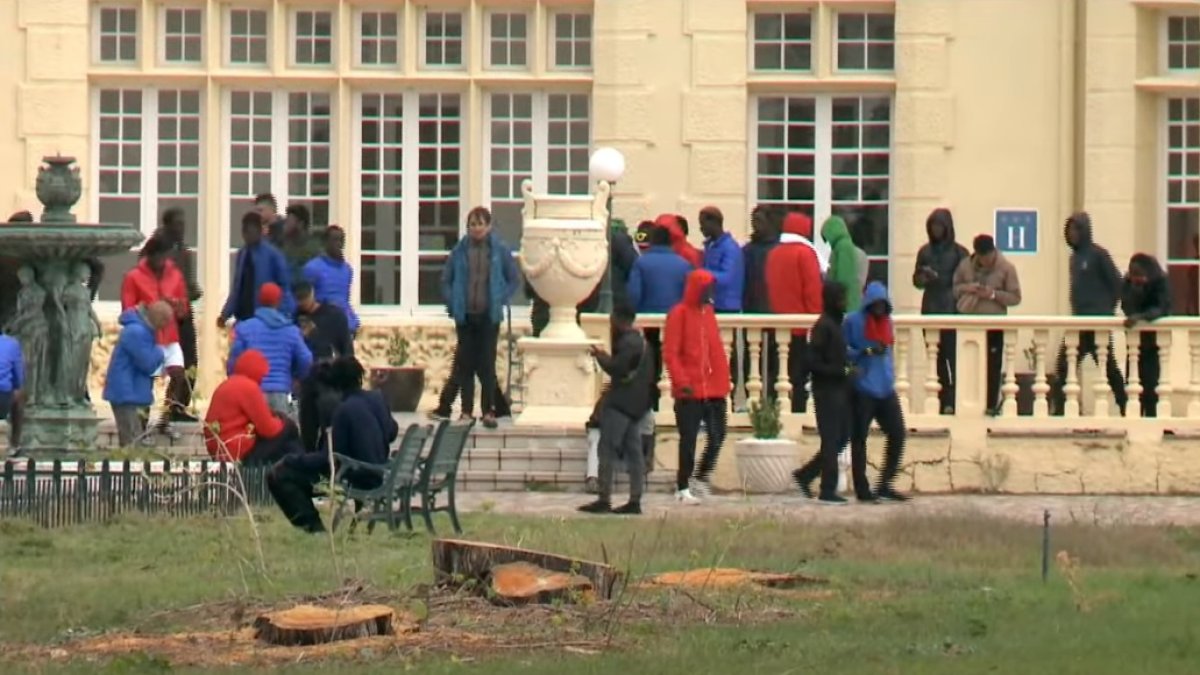 Algunos de los inmigrantes alojados en el balneario de Medina.- LA8