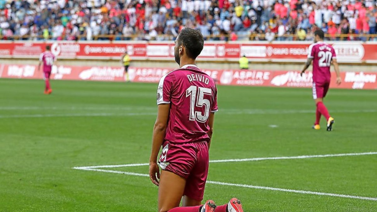 El central blanquivioleta Deivid permanece de rodillas tras encajar su equipo el cuarto gol.-MARCIANO PÉREZ / DIARIO DE LEÓN