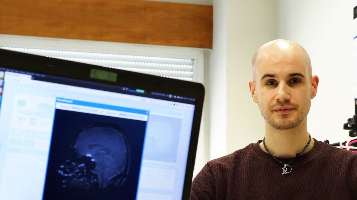 El investigador Daniel Treceño en las instalaciones de la UVA. | MIGUEL ÁNGEL SANTOS / PHOTOGENIC
