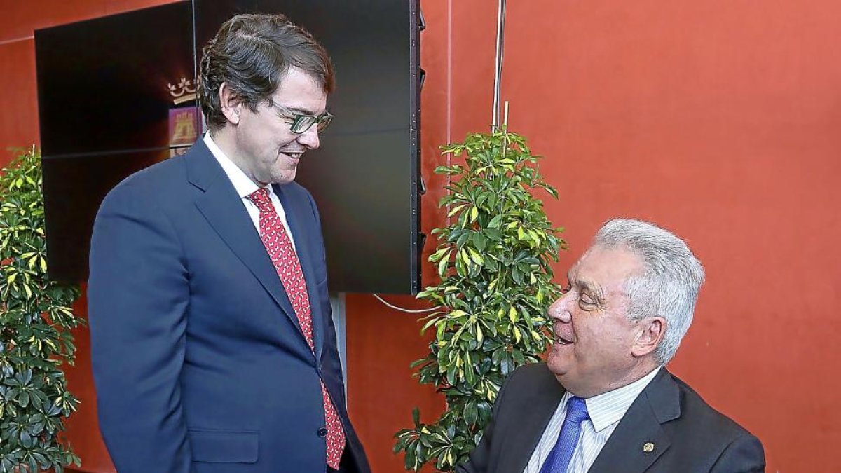 Alfonso Fernández Mañueco y el capitán Juan Aliste.-ICAL