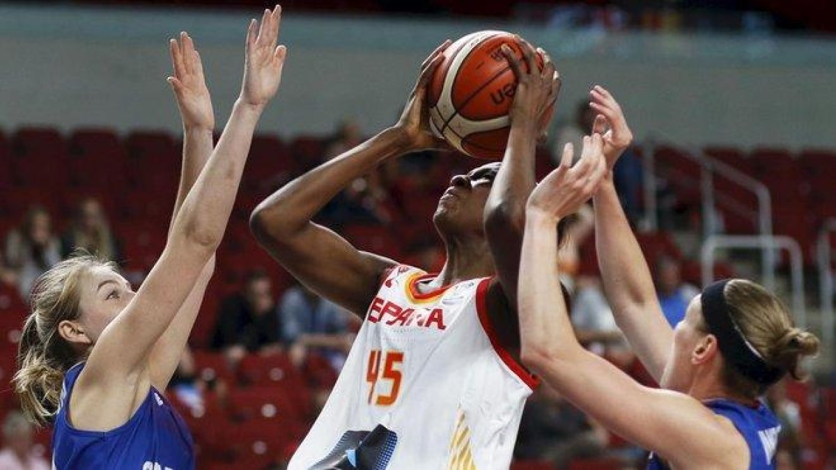 Astou Ndour lanza a canasta ante Samuelson y Vanderwal.-VALDA KALNINA (EFE)