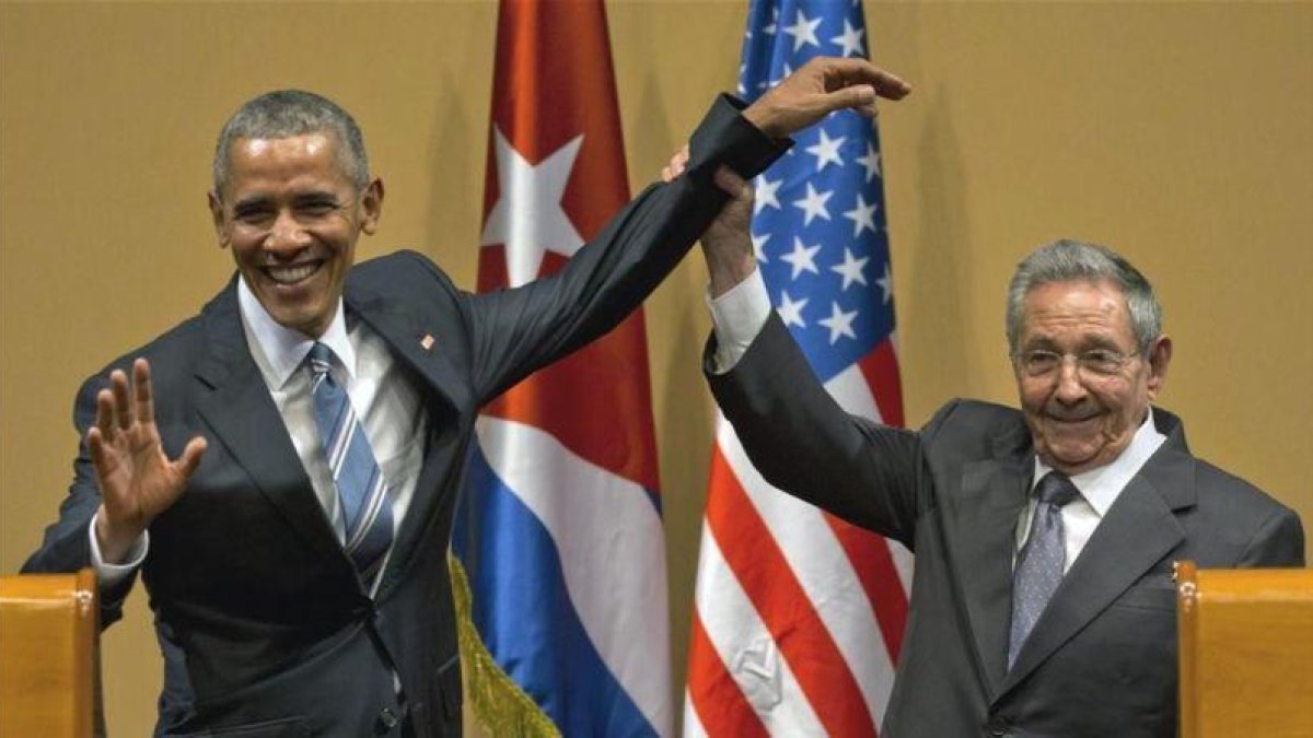 El presidente cubano, Raúl Castro, con su homólogo estadounidense, Barack Obama, el pasado mes de marzo en La Habana.-AP / RAMON ESPINOSA