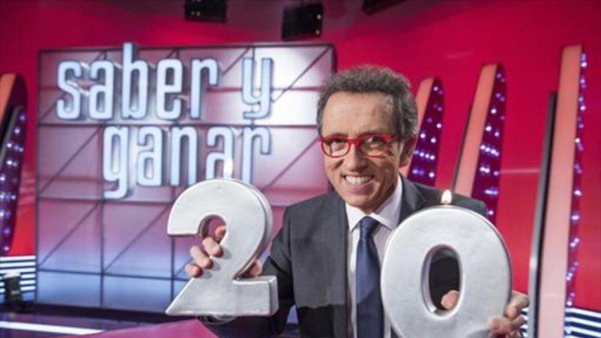 Jordi Hurtado posa, feliz -y con gafas nuevas-, en el plató de 'Saber y ganar', durante los preparativos de los especiales.-FERRAN NADEU