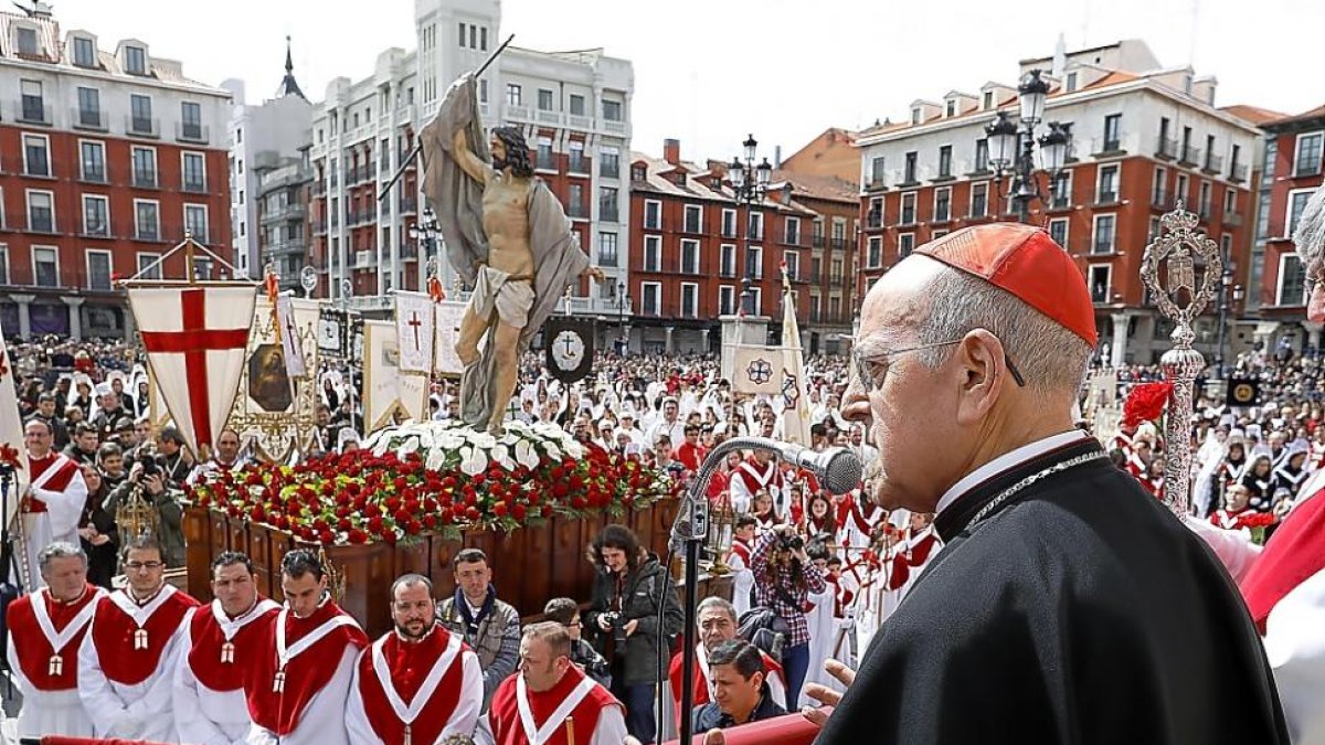 El cardenal arzobispo de Valladolid, Ricardo Blázquez, durante el fervorín celebrado en la plaza Mayor de Valladolid, con el paso de Nuestro Padre Resucitado de fondo.-J.M. LOSTAU